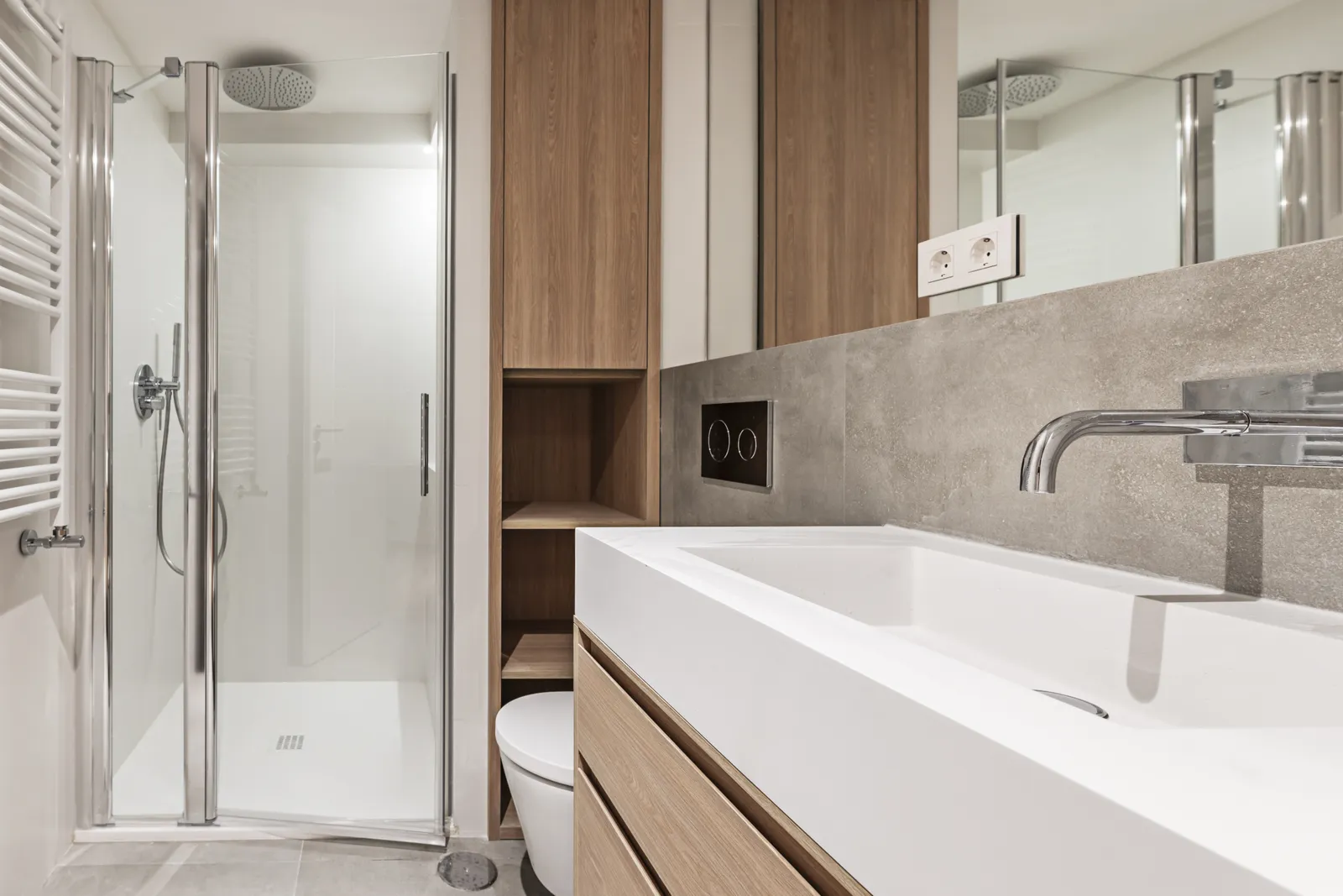 Heller Hochschrank neben Dusche und Waschtisch mit Unterschrank in Eiche